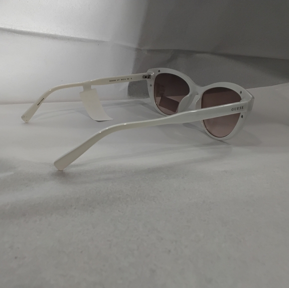 Guess White Cat-Eye Sunglasses with Rose Gold & Rhinestone  display picture 3